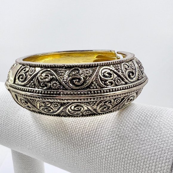 Beautiful Antiqued Gold Tone Hinged Filigree Bangle Bracelet - Picture 5 of 8